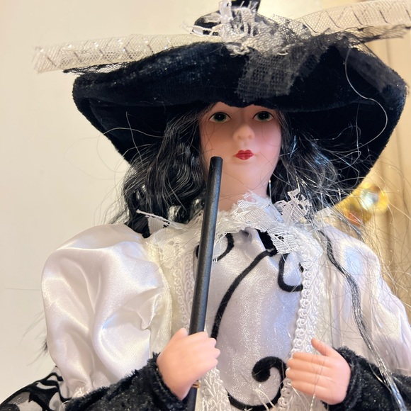 Sitting Witch - Picture 3 of 10